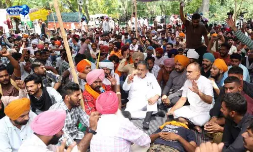 Punjab: बेचैन कर्मचारी AAP के लिए चुनाव से पहले चुनौती बने Punjab: बेचैन कर्मचारी AAP के लिए चुनाव से पहले चुनौती बने