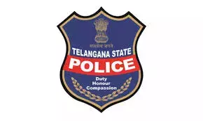 Telangana: पुलिस की बदतमीज़ी का वीडियो वायरल Telangana: पुलिस की बदतमीज़ी का वीडियो वायरल