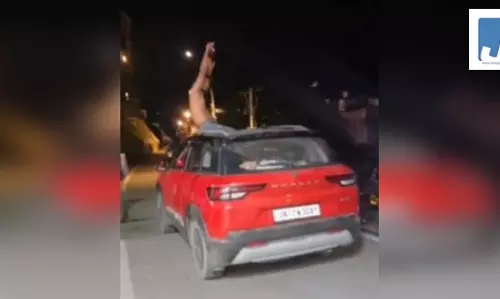 कार की छत पर हुड़दंग, वायरल वीडियो के बाद पुलिस ने किया चालान कार की छत पर हुड़दंग, वायरल वीडियो के बाद पुलिस ने किया चालान