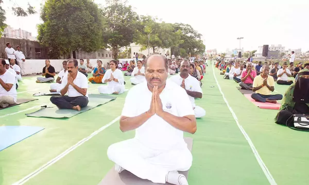 Andhra: स्वर्णला चेरुवु में सामूहिक योग अभियान के लिए सैकड़ों लोगों ने मैट पर योग किया
