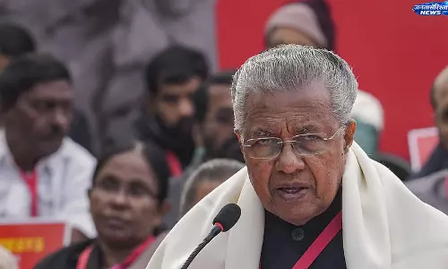 पिनाराई विजयन ने रेवंत रेड्डी पर HYDRAA-हिटलर बयान को लेकर किया हमला पिनाराई विजयन ने रेवंत रेड्डी पर HYDRAA-हिटलर बयान को लेकर किया हमला