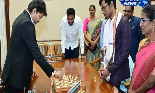 Tamil Nadu CM विजय ने प्रज्ञानंद के साथ खेला शतरंज Tamil Nadu CM विजय ने प्रज्ञानंद के साथ खेला शतरंज