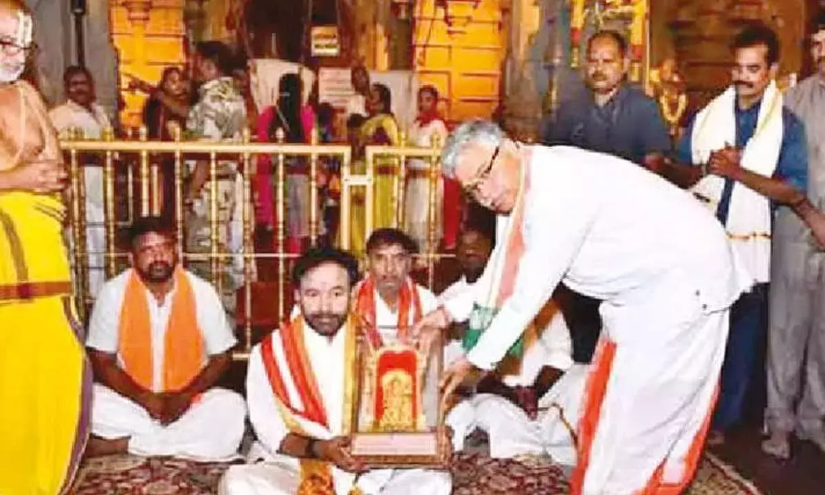 Telangana: किशन रेड्डी ने यादगिरिगुट्टा में प्रार्थना की Telangana: किशन रेड्डी ने यादगिरिगुट्टा में प्रार्थना की