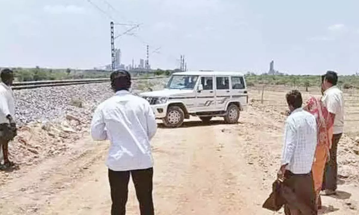 Telangana: नई रेलवे लाइन का निर्माण मेटपल्ली के किसानों के लिए सिरदर्द बना Telangana: नई रेलवे लाइन का निर्माण मेटपल्ली के किसानों के लिए सिरदर्द बना