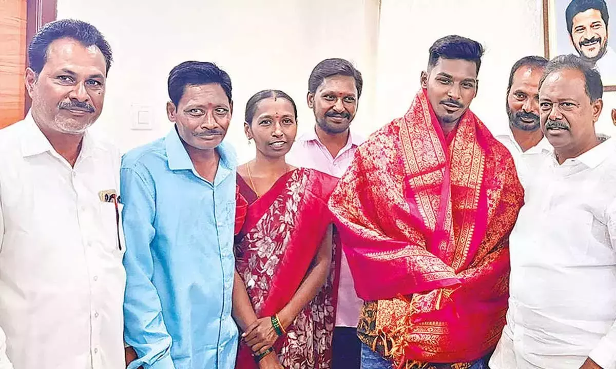 Telangana: आइसक्रीम बेचने वाले का बेटा इंडियन एयर फ़ोर्स में भर्ती, MLA ने किया सम्मानित Telangana: आइसक्रीम बेचने वाले का बेटा इंडियन एयर फ़ोर्स में भर्ती, MLA ने किया सम्मानित