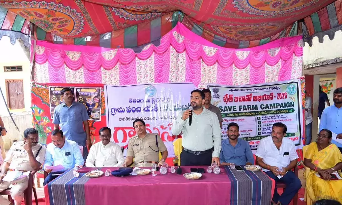 Collector, एसपी ने चंदूबटला ग्राम सभा में ग्रामीणों से बातचीत की Collector, एसपी ने चंदूबटला ग्राम सभा में ग्रामीणों से बातचीत की