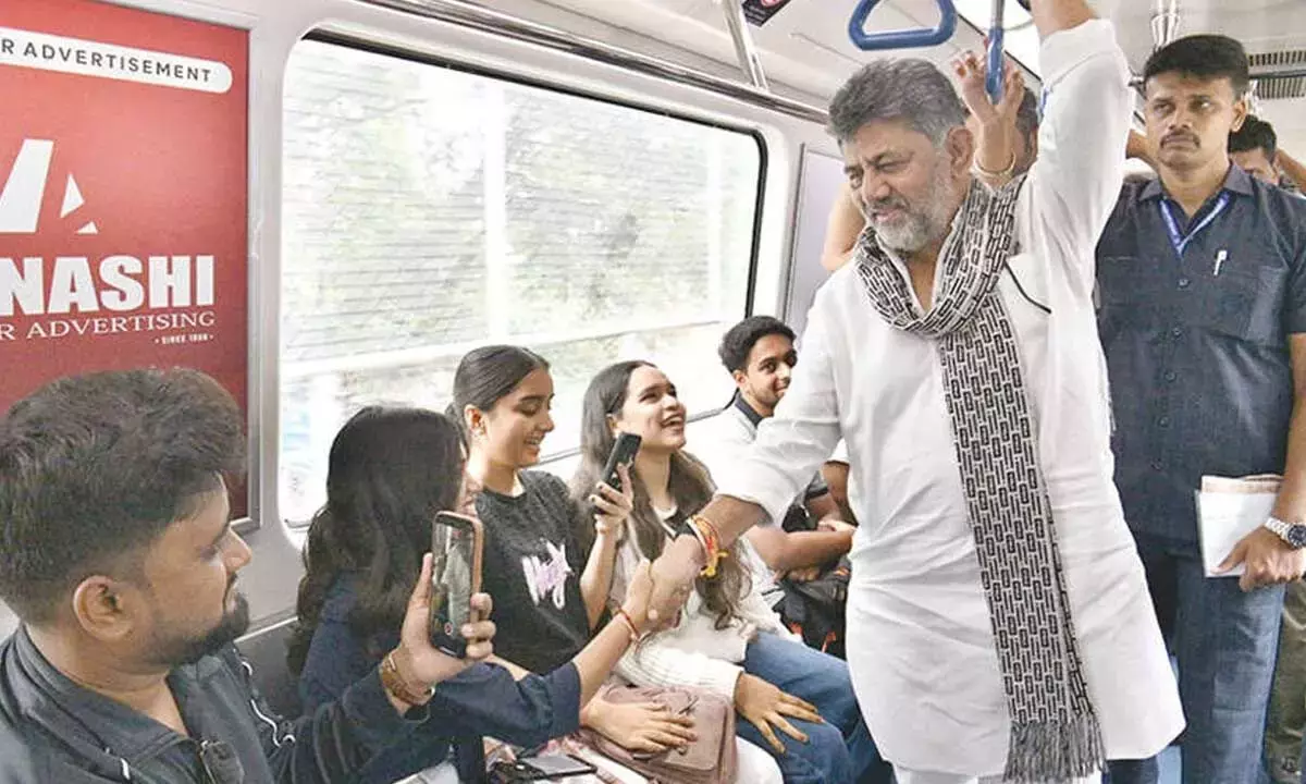 Karnataka: मुख्यमंत्री ने मेट्रो की सवारी की, यात्रियों से बातचीत की