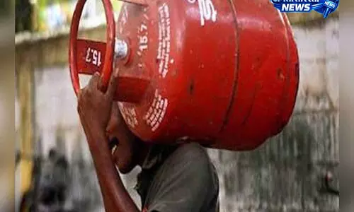 पाकिस्तान के हैदराबाद में गैस कटौती से लोग परेशान, खाना बनाना लगभग नामुमकिन