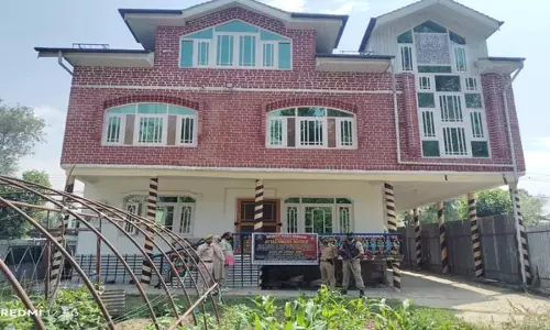 Srinagar पुलिस का बड़ा ऑपरेशन, दो नशा तस्करों की 4 करोड़ की संपत्ति जब्त Srinagar पुलिस का बड़ा ऑपरेशन, दो नशा तस्करों की 4 करोड़ की संपत्ति जब्त