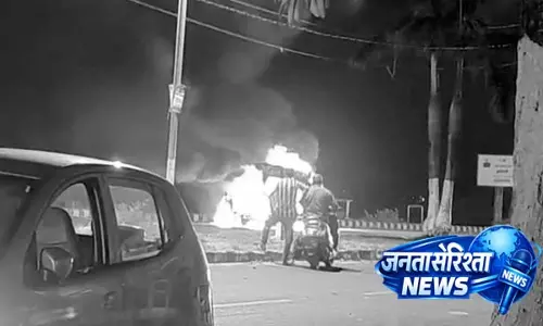Cuttack के खान नगर चौक के पास एम्बुलेंस में आग लग गई, मरीज सुरक्षित Cuttack के खान नगर चौक के पास एम्बुलेंस में आग लग गई, मरीज सुरक्षित