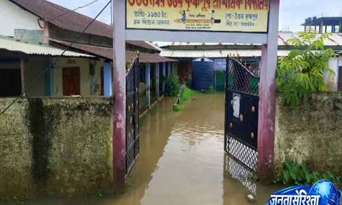 Assam rains: स्कूल परिसर डूबा, परीक्षा पर संकट Assam rains: स्कूल परिसर डूबा, परीक्षा पर संकट