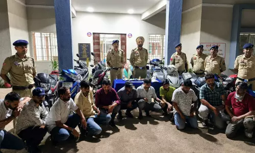 15 जुआरी गिरफ्तार, मंकी रिजॉर्ट के पास पुलिस की रेड