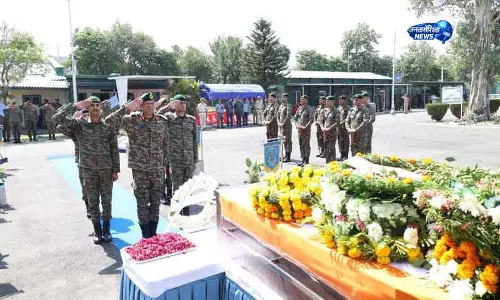 Jammu सर्च ऑपरेशन के दौरान शहीद हुए आर्मी ऑफिसर को श्रद्धांजलि दी गई Jammu सर्च ऑपरेशन के दौरान शहीद हुए आर्मी ऑफिसर को श्रद्धांजलि दी गई