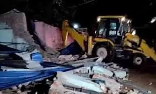 Kolkata: पुलिस कार्रवाई में जादवपुर में तनाव, माकपा नेता सृजन भट्टाचार्य हिरासत में