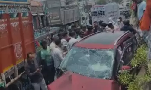 रायपुर में कार-ट्रक भिड़ंत, रिंग रोड पर हुआ हादसा रायपुर में कार-ट्रक भिड़ंत, रिंग रोड पर हुआ हादसा