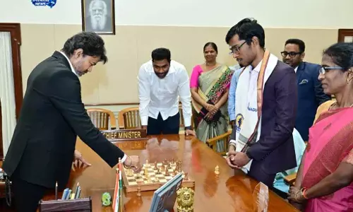 Chennai विजय और प्रज्ञानंद के बीच शतरंज मुकाबला चर्चा में Chennai विजय और प्रज्ञानंद के बीच शतरंज मुकाबला चर्चा में