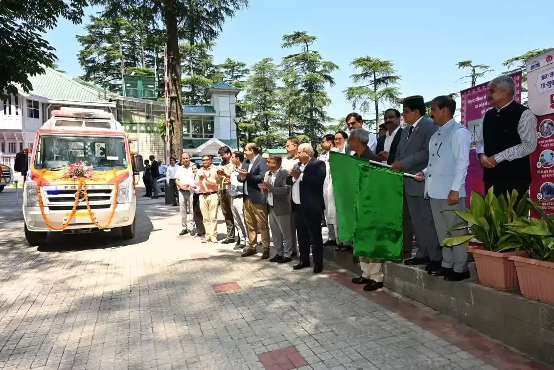 Shimla: स्वास्थ्य सेवाओं को मजबूती, नई एंबुलेंस को दिखाई हरी झंडी Shimla: स्वास्थ्य सेवाओं को मजबूती, नई एंबुलेंस को दिखाई हरी झंडी