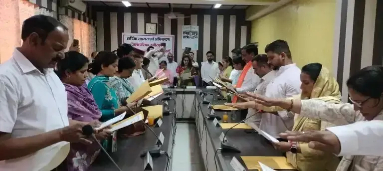 Hamirpur: 19 नवनिर्वाचित जिला परिषद सदस्यों ने हमीरपुर में ली शपथ Hamirpur: 19 नवनिर्वाचित जिला परिषद सदस्यों ने हमीरपुर में ली शपथ