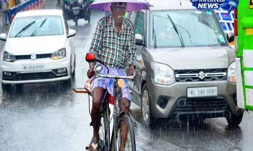 Kerala में भारी बारिश, तीन जिलों में रेड अलर्ट; लोगों को सावधानी बरतने की सलाह Kerala में भारी बारिश, तीन जिलों में रेड अलर्ट; लोगों को सावधानी बरतने की सलाह