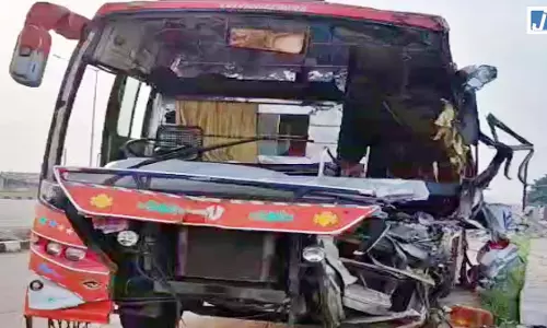 बस-ट्रक में टक्कर: तीन श्रद्धालुओं की मौत, 20 घायल