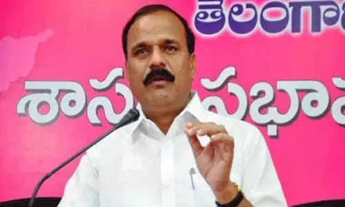 पूर्व MLC कर्ण प्रभाकर ने रेवंत रेड्डी सरकार पर लगाए आरोप, विकास कार्यों को लेकर उठाए सवाल पूर्व MLC कर्ण प्रभाकर ने रेवंत रेड्डी सरकार पर लगाए आरोप, विकास कार्यों को लेकर उठाए सवाल
