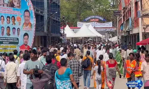 Hyderabad के नामपल्ली में सालाना मछली प्रसाद वितरण के लिए हज़ारों लोग जमा हुए Hyderabad के नामपल्ली में सालाना मछली प्रसाद वितरण के लिए हज़ारों लोग जमा हुए