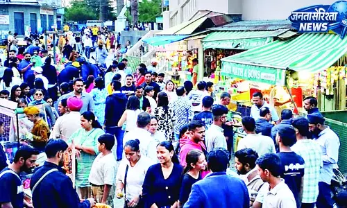वीकेंड पर डलहौजी में पर्यटकों की भीड़ ही भीड़ वीकेंड पर डलहौजी में पर्यटकों की भीड़ ही भीड़