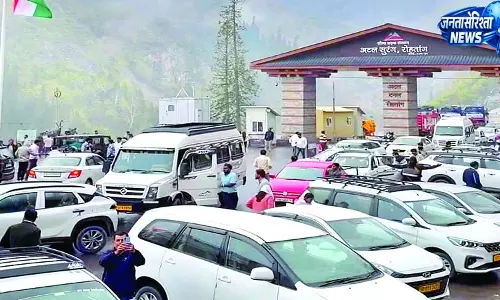 देभभर से आ रहे मेहमान, पर जाम ले रहा इम्तिहान