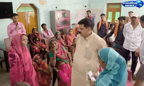 Madhiya दलित बस्ती के सैकड़ों ग्रामीणों ने मंत्री सतीश चंद्र दुबे से लगाई न्याय की गुहार