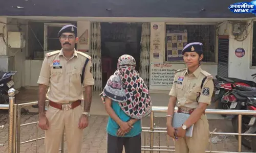 हेरोइन के साथ महिला तस्कर गिरफ्तार, 10 लाख रुपये की चिट्टा बरामद हेरोइन के साथ महिला तस्कर गिरफ्तार, 10 लाख रुपये की चिट्टा बरामद
