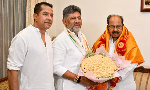 मुख्यमंत्री डी.के. शिवकुमार ने वीरप्पा मोइली से की मुलाकात
