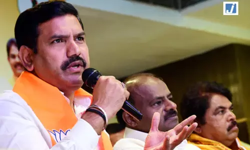 देवगौड़ा के राज्यसभा नामांकन विवाद पर विजयेंद्र का कांग्रेस पर पलटवार, नैतिक अधिकार पर उठाए सवाल देवगौड़ा के राज्यसभा नामांकन विवाद पर विजयेंद्र का कांग्रेस पर पलटवार, नैतिक अधिकार पर उठाए सवाल