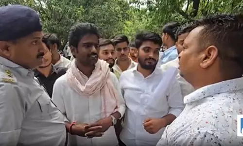 बिरला छात्रावास की बाउंड्री वॉल तीन से बढ़ाकर नौ फीट करने पर विवाद, छात्रों ने सौंपा ज्ञापन बिरला छात्रावास की बाउंड्री वॉल तीन से बढ़ाकर नौ फीट करने पर विवाद, छात्रों ने सौंपा ज्ञापन