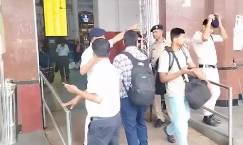 हावड़ा स्टेशन पर नई एंट्री-एग्जिट व्यवस्था लागू, यात्रियों की आवाजाही होगी अधिक सुगम हावड़ा स्टेशन पर नई एंट्री-एग्जिट व्यवस्था लागू, यात्रियों की आवाजाही होगी अधिक सुगम