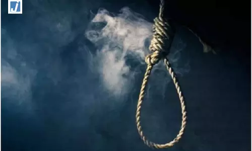 पुलिस आरक्षक ने सरकारी क्वार्टर में लगाई फांसी, सुसाइड नोट बरामद पुलिस आरक्षक ने सरकारी क्वार्टर में लगाई फांसी, सुसाइड नोट बरामद
