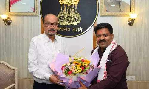 राज्यपाल रमेन डेका से उपमुख्यमंत्री विजय शर्मा ने सौजन्य भेंट की राज्यपाल रमेन डेका से उपमुख्यमंत्री विजय शर्मा ने सौजन्य भेंट की