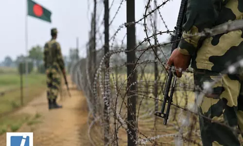 सीमा पर फंसे बांग्लादेशी नागरिक, बीजीबी पर वापसी में बाधा डालने का आरोप सीमा पर फंसे बांग्लादेशी नागरिक, बीजीबी पर वापसी में बाधा डालने का आरोप