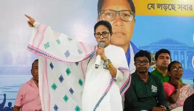 Kolkata: राजनीतिक हलचल के बीच ममता बनर्जी की दिल्ली यात्रा चर्चा में Kolkata: राजनीतिक हलचल के बीच ममता बनर्जी की दिल्ली यात्रा चर्चा में