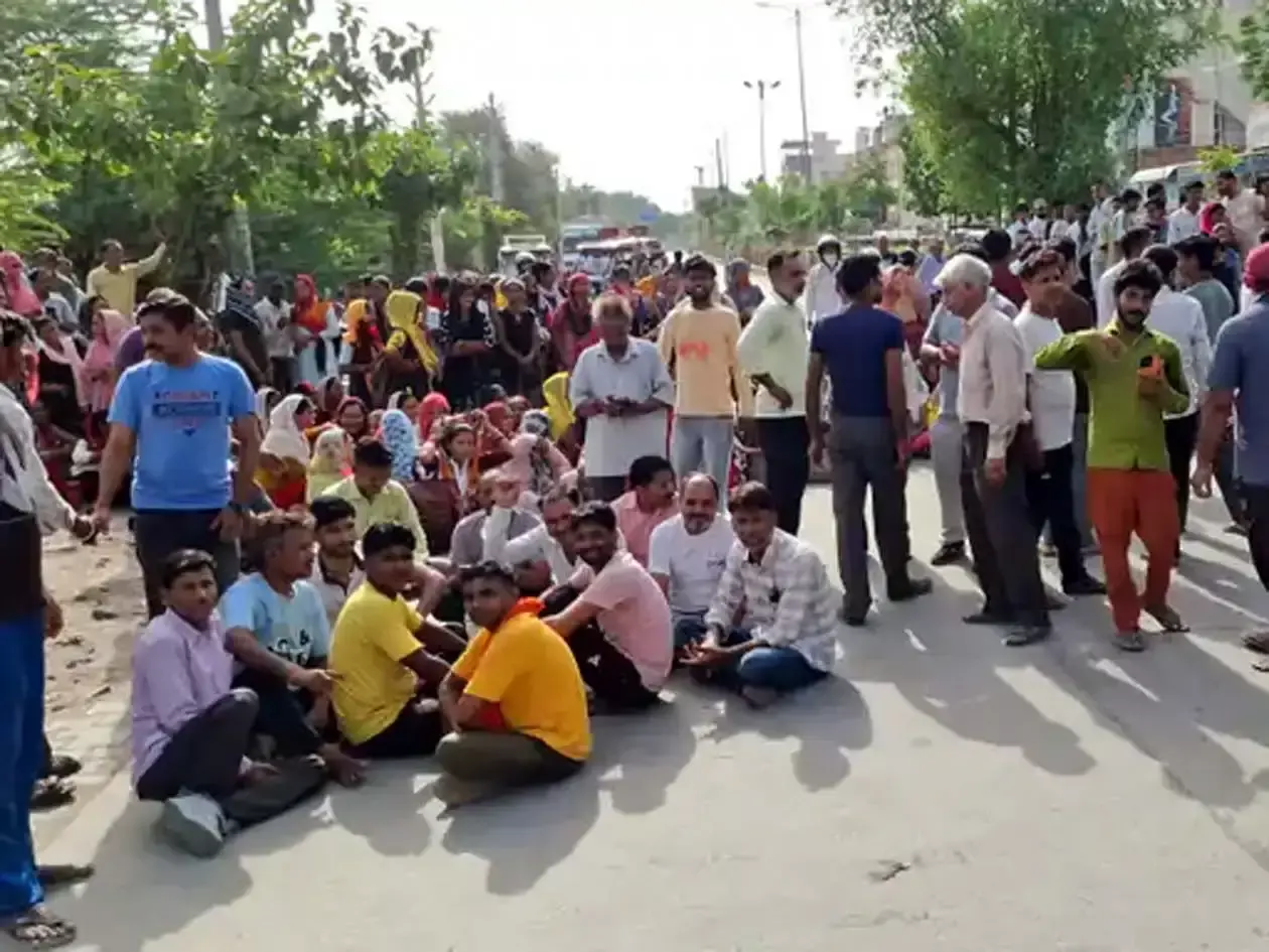 Hisar: डीसीएम मिल कर्मचारियों का विरोध प्रदर्शन, सड़क पर लगाया जाम Hisar: डीसीएम मिल कर्मचारियों का विरोध प्रदर्शन, सड़क पर लगाया जाम
