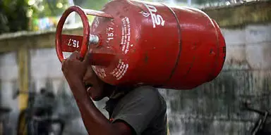 Tamil Nadu : घरेलू रसोई गैस की कीमत बढ़ोतरी पर राजनीतिक विरोध तेज Tamil Nadu : घरेलू रसोई गैस की कीमत बढ़ोतरी पर राजनीतिक विरोध तेज