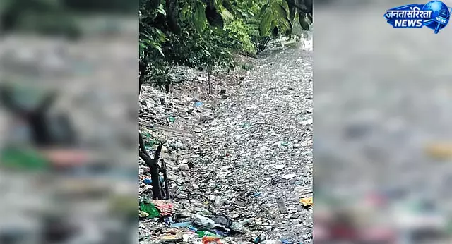 Karnataka ; सीगेहल्ली लेक में गार्बेज बैरियर के बावजूद कचरे का प्रवेश Karnataka ; सीगेहल्ली लेक में गार्बेज बैरियर के बावजूद कचरे का प्रवेश