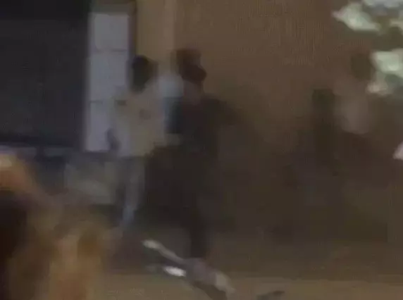 बॉयफ्रेंड ने गर्लफ्रेंड को परेशान करने वाले युवक को पीटा, गिरफ्तार बॉयफ्रेंड ने गर्लफ्रेंड को परेशान करने वाले युवक को पीटा, गिरफ्तार