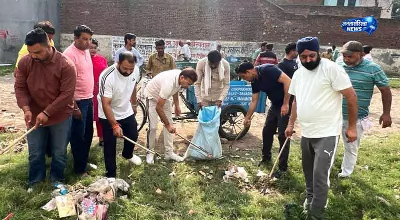 Yamunanagar MC चीफ ने जागरूकता बढ़ाने के लिए कचरा साफ किया Yamunanagar MC चीफ ने जागरूकता बढ़ाने के लिए कचरा साफ किया