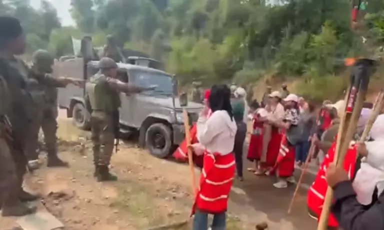 Manipur: उखरुल में असम राइफल्स की चौकी पर विरोध प्रदर्शन; आंसू गैस के गोले दागे गए Manipur: उखरुल में असम राइफल्स की चौकी पर विरोध प्रदर्शन; आंसू गैस के गोले दागे गए