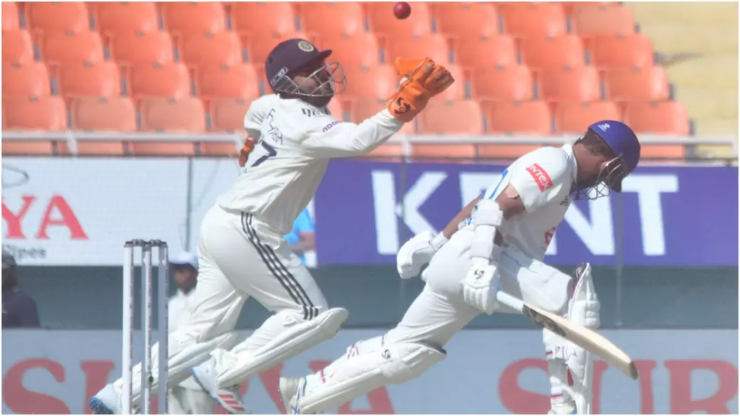 अफगानिस्तान की दूसरी पारी शुरू, सेदिकुल्लाह-मलिक क्रीज पर; भारत ने फॉलोऑन दिया अफगानिस्तान की दूसरी पारी शुरू, सेदिकुल्लाह-मलिक क्रीज पर; भारत ने फॉलोऑन दिया