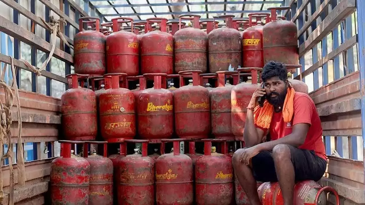 Karnataka: डीकेएस के सीएम ने गैस की कीमतों में बढ़ोतरी पर रिपोर्ट मांगी Karnataka: डीकेएस के सीएम ने गैस की कीमतों में बढ़ोतरी पर रिपोर्ट मांगी