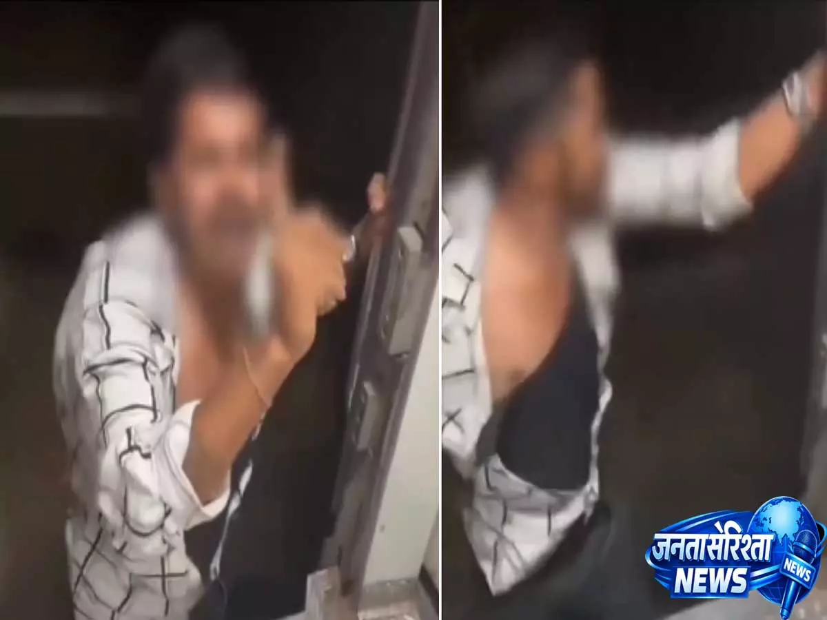 महामना एक्सप्रेस में हड़कंप: वायरल वीडियो में शख्स ट्रेन से लटका दिखा महामना एक्सप्रेस में हड़कंप: वायरल वीडियो में शख्स ट्रेन से लटका दिखा