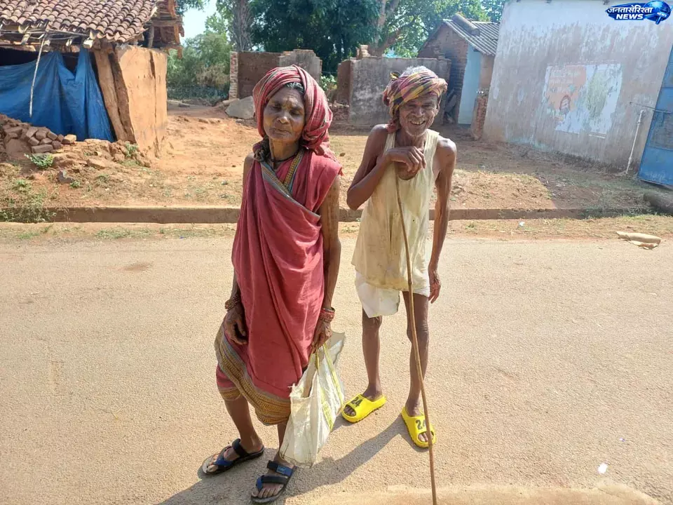 Odisha : नबरंगपुर में बुजुर्ग को पेंशन न मिलने से भीख मांगने की मजबूरी Odisha : नबरंगपुर में बुजुर्ग को पेंशन न मिलने से भीख मांगने की मजबूरी