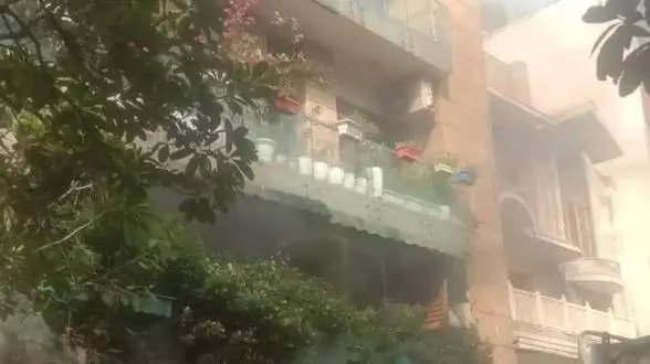 New Delhi: न्यू फ्रेंड्स कॉलोनी में अग्निकांड, बच्चों समेत सभी लोग सुरक्षित निकाले गए New Delhi: न्यू फ्रेंड्स कॉलोनी में अग्निकांड, बच्चों समेत सभी लोग सुरक्षित निकाले गए