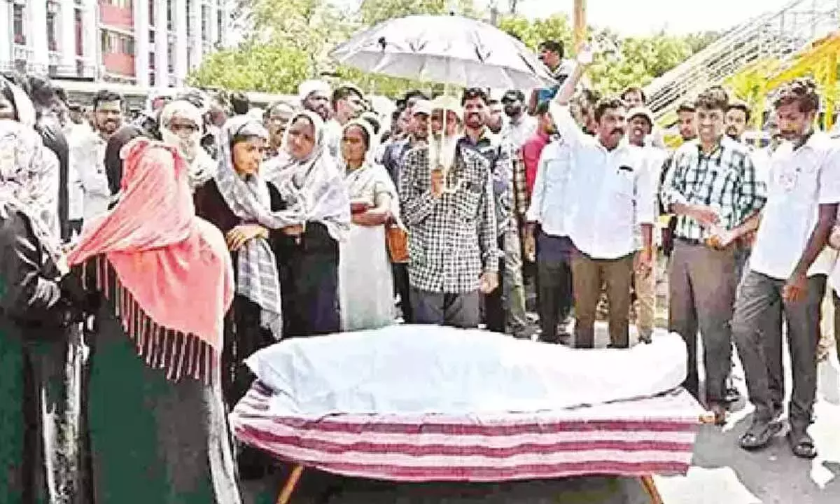 Andhra: VRO की आत्महत्या से कुरनूल में आक्रोश Andhra: VRO की आत्महत्या से कुरनूल में आक्रोश